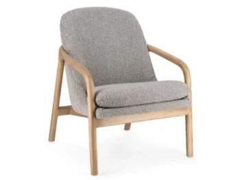 Fotelj ELAIDE siva, moderen in elegantno oblikovan fotelj z robustno konstrukcijo iz lesa rubberwood. Sedišče je iz borovega in vezanega lesa, kar zagotavlja