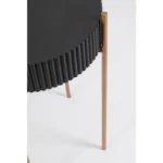 Klubska mizica DARCY je elegantna priročna miza, ki je primerna za vsak prostor. Mizna plošča je narejena iz mdf-ja z kovinskimi nogami. Material: MDF