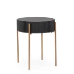 Klubska mizica DARCY je elegantna priročna miza, ki je primerna za vsak prostor. Mizna plošča je narejena iz mdf-ja z kovinskimi nogami. Material: MDF