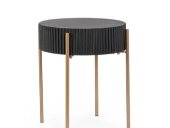 Klubska mizica DARCY je elegantna priročna miza, ki je primerna za vsak prostor. Mizna plošča je narejena iz mdf-ja z kovinskimi nogami. Material: MDF