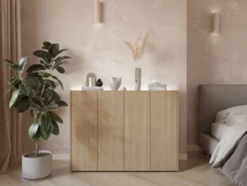 Komoda ELIDA 4 hrast je eleganten in sodoben dodatek k vaši notranjosti. Je praktična, zahvaljujoč LED osvetlitvi pa ustvarja prijetno vzdušje. Komoda je
