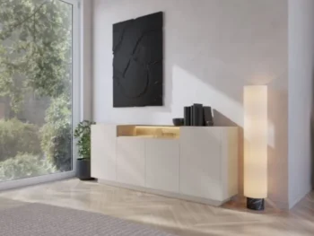 Komoda 203 HAKO je elegantna in sodobna. Izdelana je iz kakovostne laminirane iverne plošče debeline 16 mm, ki zagotavlja trpežnost in dolgo življenjsko
