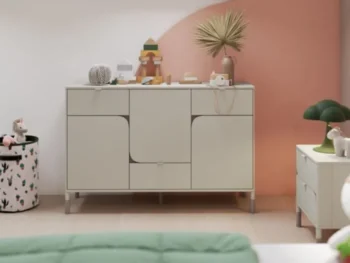 Komoda HARMY je elegantna in prostorna. Narejena je iz kakovostne laminirane plošče debeline 16 mm. Ima ABS robove, ki jo ščitijo pred udarci, vlago in