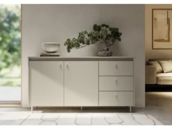 Komoda TORA kašmir je popolna izbira za vse, ki si želijo prostorne, elegantne in funkcionalne komode. S premišljeno razporeditvijo omogoča pregledno