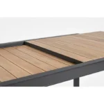 Miza BELMAR 220-340X100 natural/antracit, mizna plošča z aluminijastimi letvami v videzu lesa ustvarja topel in naraven videz. Mizno podnožje je iz prašno
