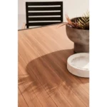 Miza HILIJA 136X136 antracit, je aluminijasta s prašno barvanim ogrodjem in ploščo iz aluminijastih letvic v videzu lesa. Je odporna na zunanje vplive.