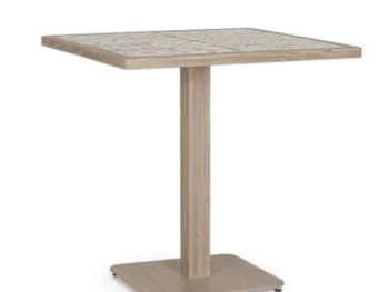 Miza KALIMERA 73X73 tiskana, izdelana iz prašno barvanega aluminija. Mizna plošča je obložena z porcelanastimi ploščicami. Podnjožje mize je iz jekla,