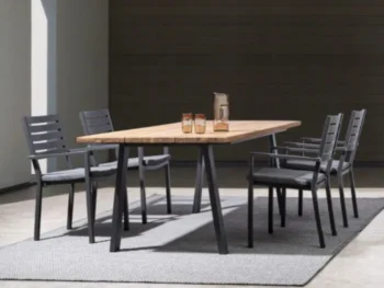 Miza OSLO 160X90 - FSC, mizna plošča je izdelana iz kakovostnega akacijevega lesa FSC 100%, obdelano z oljnim premazom, ki poudari naravno teksturo. Mizno