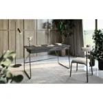 Pisarniška miza MATCHA združuje eleganco in kakovost. Lahko jo uporabljate, kot pisalno mizo ali pa kot vaš najljubši kotiček za branje, urejanje ter