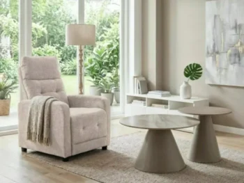 Počivalnik LISKA beige združuje udobje, funkcionalnost in brezčasen dizajn. Oblazinjen je v kakovostno tkanino v elegantni cappuccino barvi, ki se odlično
