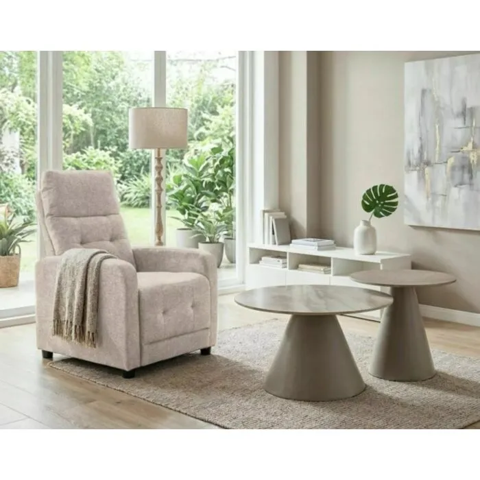 Počivalnik LISKA beige združuje udobje, funkcionalnost in brezčasen dizajn. Oblazinjen je v kakovostno tkanino v elegantni cappuccino barvi, ki se odlično