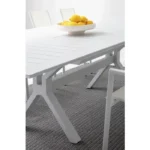 Raztegljiva miza KENYON 180-240X100 bela, izdelana iz prašno barvanega aluminija s poliestrsko zaščito, kar zagotavlja odlično odpornost na zunanje vplive.