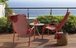 Vrtni set NET LOUNGE in miza SPRITZ. Prisrčen set dveh počivalnikov NET LOUNGE v rdeči barvi in mizice SPRITZ v rjavi barvi proizvajalca vrtnega pohištva