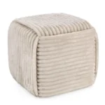 Tabure CUBE taupe je izdelan iz MDF-ja, ki tabureju zagotavlja stabilnost. Prevleka je iz poliestra z izgledom žameta. Pleteni detajli tabureju dodajo poseben