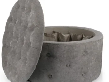 Tabure ERNESTINE 2 siv je eleganten kos pohištva, ki popestri vsak prostor. Struktura tabureja je iz MDF-ja, ki zagotavlja stabilnost in dolgo življensko