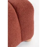Tabure ZORA opečnata, ima konstrukcijo izdelano iz MDF-ja in vezanega lesa. Oblazinjenje iz poliestra z elegantnim boucle učinkom, mehko na otip in