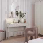 Toaletna miza z ogledalom HARMY je elegantna in priročna. Narejena je iz kakovostne laminirane plošče debeline 16 mm. Ima ABS robove, ki jo ščitijo pred