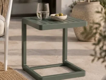 Vrtna miza KONNOR 40 x 40 je elegantna in kakovostna. Zaradi njene oblike je priročna in funkcionalna. Narejena je iz aluminija s prašnim barvanjem -
