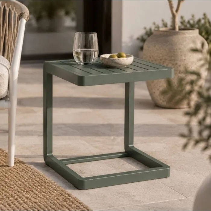 Vrtna klubska miza KONNOR 40x40 Vrtna miza KONNOR 40 x 40 je elegantna in kakovostna. Zaradi njene oblike je priročna in funkcionalna. Narejena je iz aluminija s prašnim barvanjem -