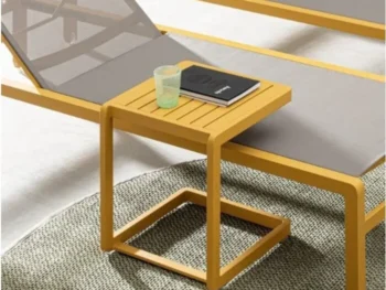Vrtna miza KONNOR 40 x 40 rumena je elegantna in kakovostna. Zaradi njene oblike je priročna in funkcionalna. Narejena je iz aluminija s prašnim barvanjem -