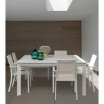 Vrtna miza KONNOR 160X110/160, v beli barvi. Se raztegne po širini iz 110 cm na 160 cm. Okvir mize je iz aluminija, ki je prašno barvan. Barva: bela