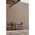 Vrtni stol ZELMAR antracit ima konstrukcijo iz aluminija prašno barvano. Nasloni za roke so iz aluminija v videzu lesa. Blazina je snemljiva iz vodoodbojnega