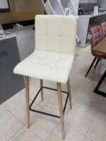 Barski stol LOPY bel - eksponat v salonu, ima noge iz jekla z izgledom lesa. Obložen je z poliuretansko peno, prevleko pa ima iz umetnega usnja. Barva: bela