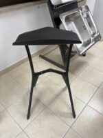 Moderen barski stol VIKI - eksponat v salonu, kateri bo poživel vsako kuhinjo. V črni barvi. Izdelan iz PVC-ja. Material: - PVC Barva: - Črna Dimenzije: