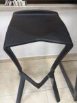 Moderen barski stol VIKI - eksponat v salonu, kateri bo poživel vsako kuhinjo. V črni barvi. Izdelan iz PVC-ja. Material: - PVC Barva: - Črna Dimenzije: