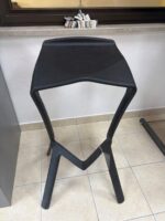 Moderen barski stol VIKI - eksponat v salonu, kateri bo poživel vsako kuhinjo. V črni barvi. Izdelan iz PVC-ja. Material: - PVC Barva: - Črna Dimenzije: