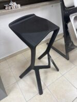 Moderen barski stol VIKI - eksponat v salonu, kateri bo poživel vsako kuhinjo. V črni barvi. Izdelan iz PVC-ja. Material: - PVC Barva: - Črna Dimenzije: