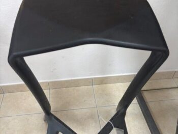 Moderen barski stol VIKI - eksponat v salonu, kateri bo poživel vsako kuhinjo. V črni barvi. Izdelan iz PVC-ja. Material: - PVC Barva: - Črna Dimenzije: