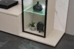 Dnevni regal LUMINA 2 je prefinjenega videza. Regal ima stenski panel z elegantnim videzom belega marmorja. Tv omarica ima dva prostora za shranjevanje.