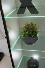 Dnevni regal LUMINA 2 je prefinjenega videza. Regal ima stenski panel z elegantnim videzom belega marmorja. Tv omarica ima dva prostora za shranjevanje.