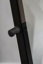 Dnevni regal LUMINA 2 je prefinjenega videza. Regal ima stenski panel z elegantnim videzom belega marmorja. Tv omarica ima dva prostora za shranjevanje.