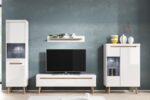 Elegantna dnevna soba s stilom skandinavskega sloga. Dobavljiva je v bela mat/bela visoki sijaj. Hrastove lesene noge, ABS robovi, vrata(ličnice) so MDF.