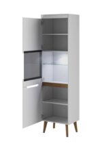 Elegantna dnevna soba s stilom skandinavskega sloga. Dobavljiva je v bela mat/bela visoki sijaj. Hrastove lesene noge, ABS robovi, vrata(ličnice) so MDF.
