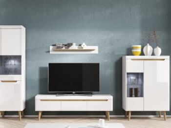 Elegantna dnevna soba s stilom skandinavskega sloga. Dobavljiva je v bela mat/bela visoki sijaj. Hrastove lesene noge, ABS robovi, vrata(ličnice) so MDF.