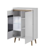 Elegantna dnevna soba s stilom skandinavskega sloga. Dobavljiva je v bela mat/bela visoki sijaj. Hrastove lesene noge, ABS robovi, vrata(ličnice) so MDF.
