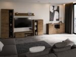 Dnevni regal RUBA 4 je moderno oblikovan in elegantnega videza. Dnevni regal je izdelan v EU. Dimenzije regala so: 270 cm x 190 cm x 42,5 cm Barva: - hrast /