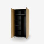 Dnevni regal TOLI hrast je popolna izbira za vse, ki si želijo prostorne, elegantne in funkcionalne elemente za vašo dnevno sobo. Dnevni regal je sestavljen