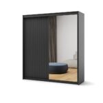 Garderobna omara TERA BLACK 200 z led osvetlitvijo je zasnovana za optimalno organizacijo shranjenih predmetov. Zaradi svojih dimenzij omara ponuja prostorno