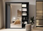 Garderobna omara TERA BLACK 200 z led osvetlitvijo je zasnovana za optimalno organizacijo shranjenih predmetov. Zaradi svojih dimenzij omara ponuja prostorno
