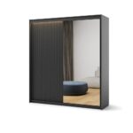Garderobna omara TERA BLACK 200 z led osvetlitvijo je zasnovana za optimalno organizacijo shranjenih predmetov. Zaradi svojih dimenzij omara ponuja prostorno