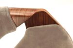 Jedilni stol K396 je dobavljiv v barvi oreha in v svetli rjavi tkanini. Noge stola so iz masivnega lesa. Dimenzija: - Š:56/G:55/V:77 cm, Material: - blago -