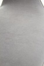 Jedilni stol K396 je dobavljiv v barvi svetli hrast in v sivi tkanini. Noge stola so iz masivnega lesa. Dimenzija: - Š:56/G:55/V:77 cm, Material: - blago -