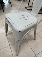 Jedilni stol MINNESOTA antika - eksponat v salonu je narejen iz kovine. Stoli so praktični za uporabo, saj so nakladalni. Material: - Kovina Barva: - Antika