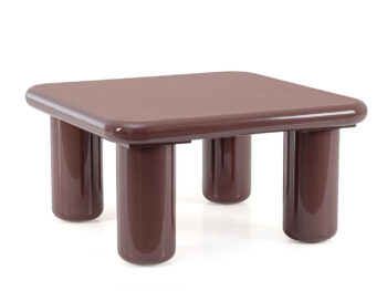 Klubska mizica OTILIA QU je izdelana iz MDF materiala v opečnati barvi z poliuretanskim barvnim sijajnim učinkom. Barva: Opečnata Material: MDF Dimenzije: