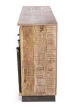 Komoda TUDOR je narejena iz lesenega okvirja (mango), podnožje je kovinsko. Dimenzije: &scaron;irina: 125cm globina: 37cm vi&scaron;ina: 80cm