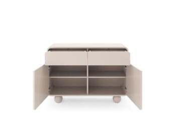 Komoda ALBI mini je elegantna in sodobna. Narejena je iz visokokakovostnih materialov. Zaradi svoje oblike in trpežnih nogic zagotavlja dodatno stabilnost.